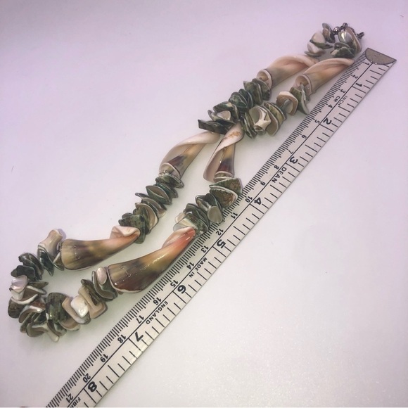 VTG Seashells Green & Cream Cone Shells Beaded Necklace 16” - Picture 4 of 4